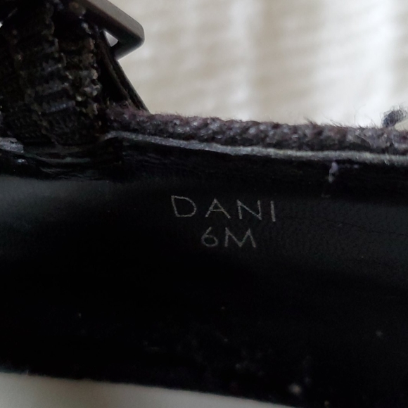 Tahari "Dani" peep toe pumps - size 6 - Picture 2 of 6
